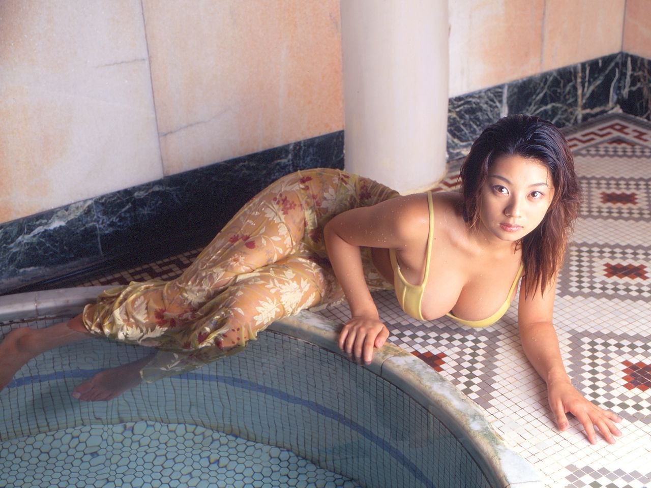 小池栄子　グラビア水着お宝エロ画像